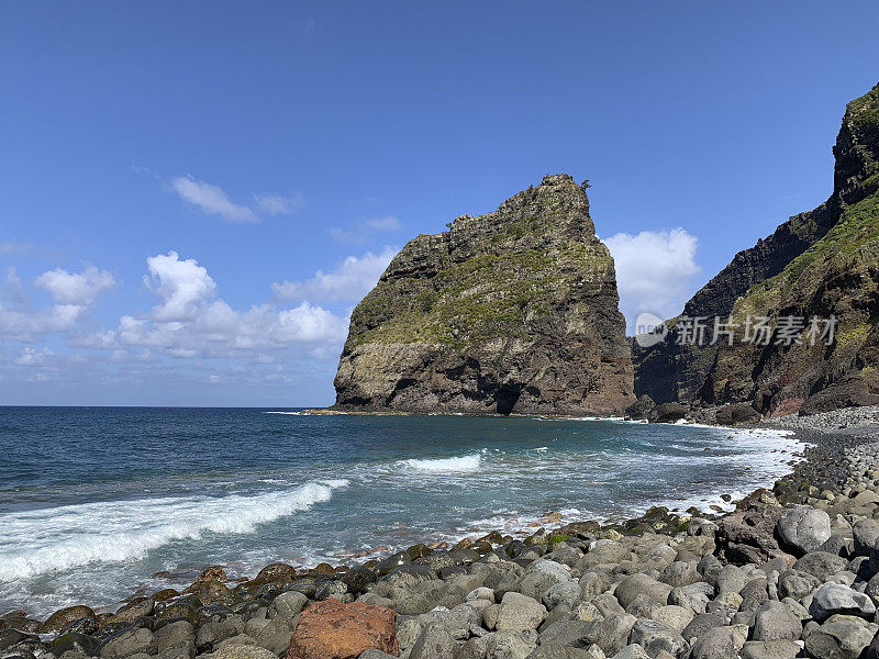 望向Ilhéu da Viúva ou da Rocha do Navio的马德拉海岸线